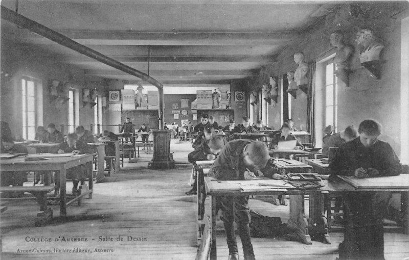 Carte postale ancienne College D'Auxerre Salle De Dessin à Auxerre