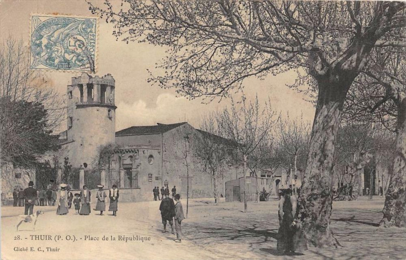 Carte postale ancienne Thuir Place De La Republique à Thuir