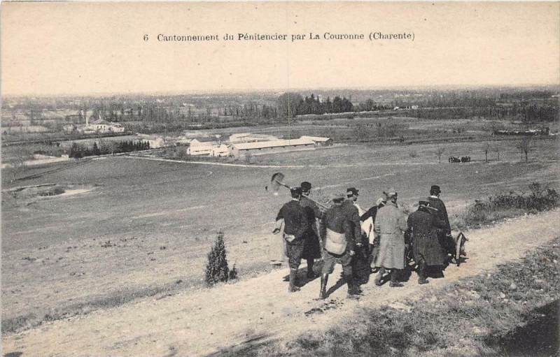 Carte postale ancienne Cantonnement Du Penitencier Par La Couronne Charente à La Couronne