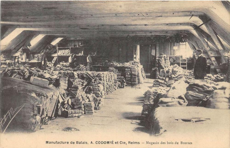 Carte postale ancienne Reims Manufacture De Balais A.codomie Et Cie Magasin Des Bois De Brosses à Reims