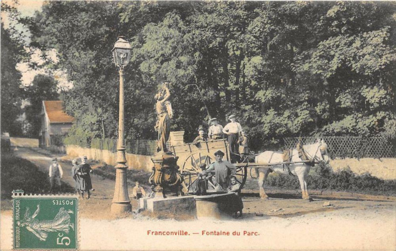 Carte postale ancienne Franconville Fontaine Du Parc (cliché colorisé à Franconville