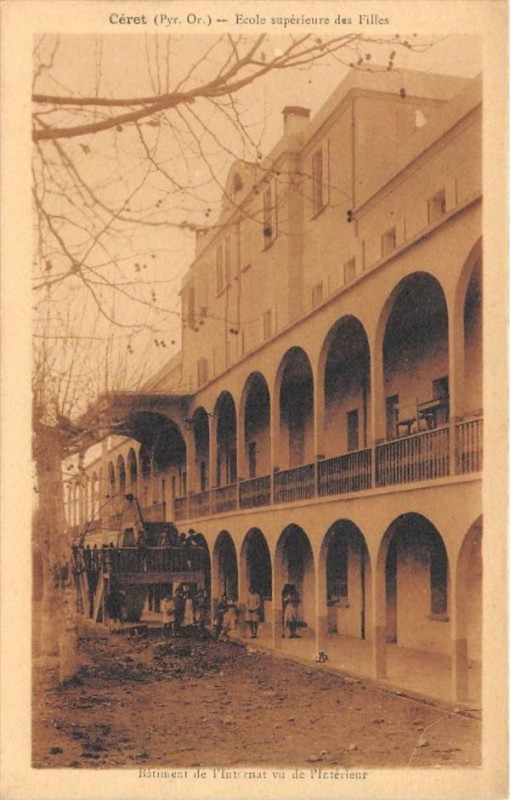 Carte postale ancienne Ceret Ecole Superieure Des Filles Batiment De L'Internat Vu De L'Interieu à Céret