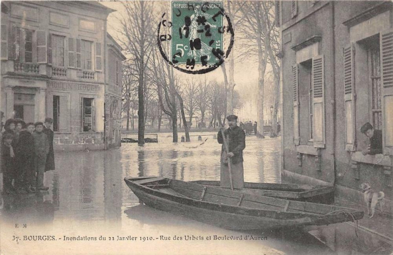 Carte postale ancienne Bourges Inondations 1910 Rue Des Urbets Et Bd D'Auron à Bourges