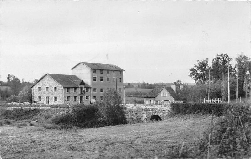 Carte postale ancienne Aunay Sur Odon Le Moulin