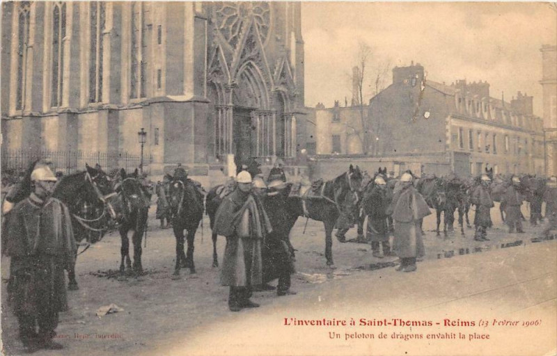 Carte postale ancienne Reims L'Inventaire A Saint Thomas 1906 Un Peloton De Dragons Envahit La P à Reims