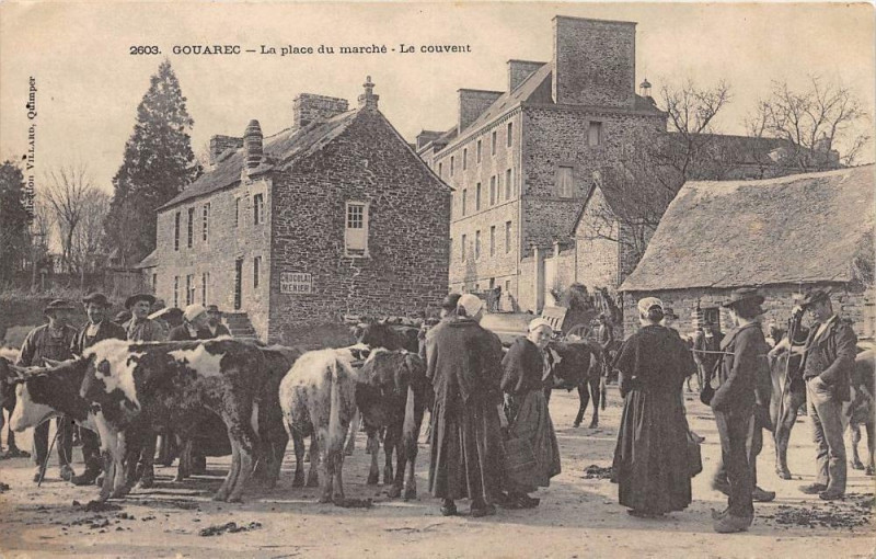 Carte postale ancienne Gouarec La Place Du Marche Le Couvent à Gouarec