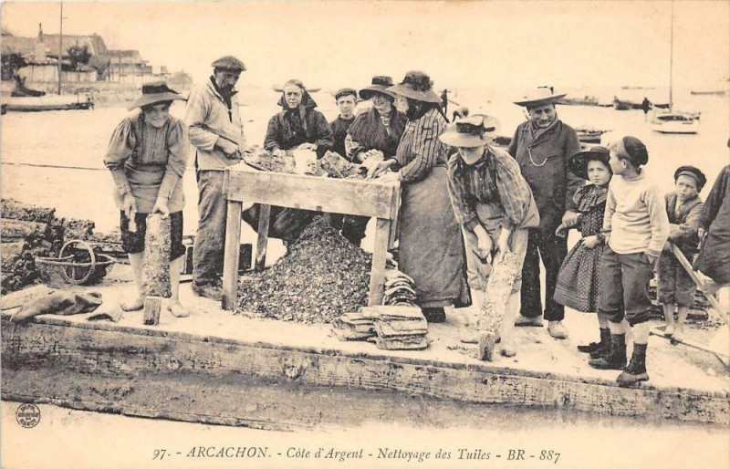 Carte postale ancienne Arcachon Nettoyage Des Tuiles à Arcachon