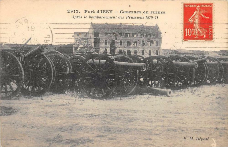 Carte postale ancienne Fort D'Issy Casernes En Ruines