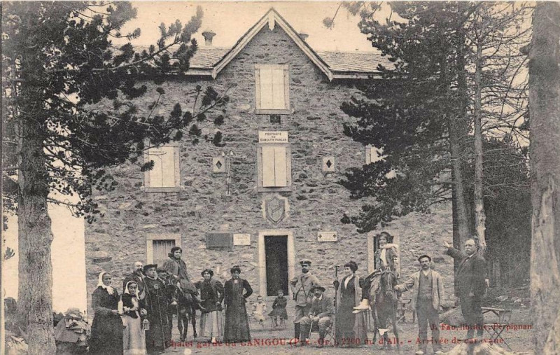 Carte postale ancienne Chalet De Garde Du Canigou Arrivee D'Une Caravane