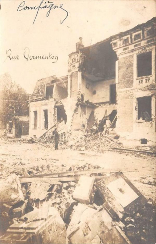 Carte postale ancienne Compiegne Carte Photo Situee A La Rue Vermenton à Compiègne