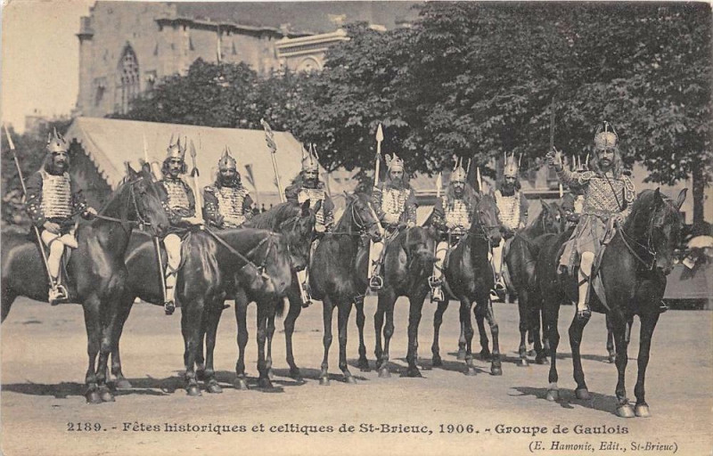 Carte postale ancienne Fetes Historiques Et Celtiques De Saint Brieuc 1906 Groupe De Gaulois à Saint-Brieuc