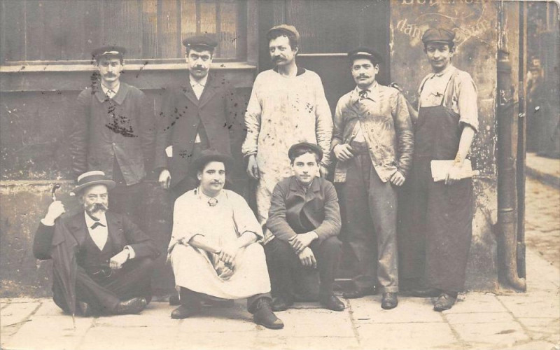 Carte postale ancienne Paris XIe Carte Photo Postee Rue Du Chemin Vert Personnages En Gros Plan à Paris 11e