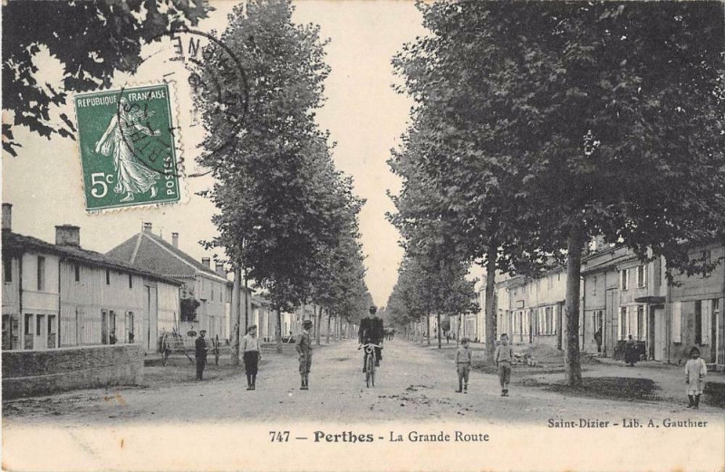 Carte postale ancienne Perthes La Grande Route à Perthes