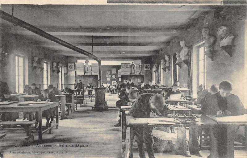 Carte postale ancienne College D'Auxerre Salle De Dessin à Auxerre