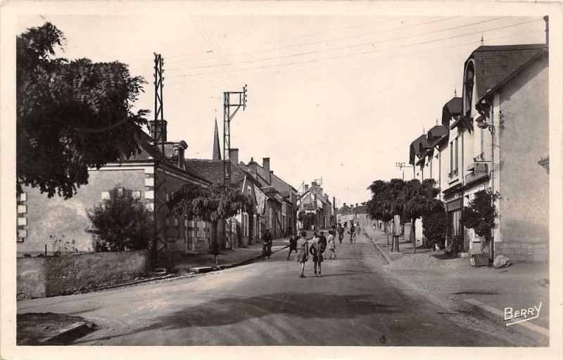 Carte postale ancienne Chatres Sur Cher La Rue Nationale