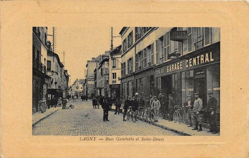 Carte postale ancienne Lagny Rues Gambetta Et Saint Denis Cycles Garage Central