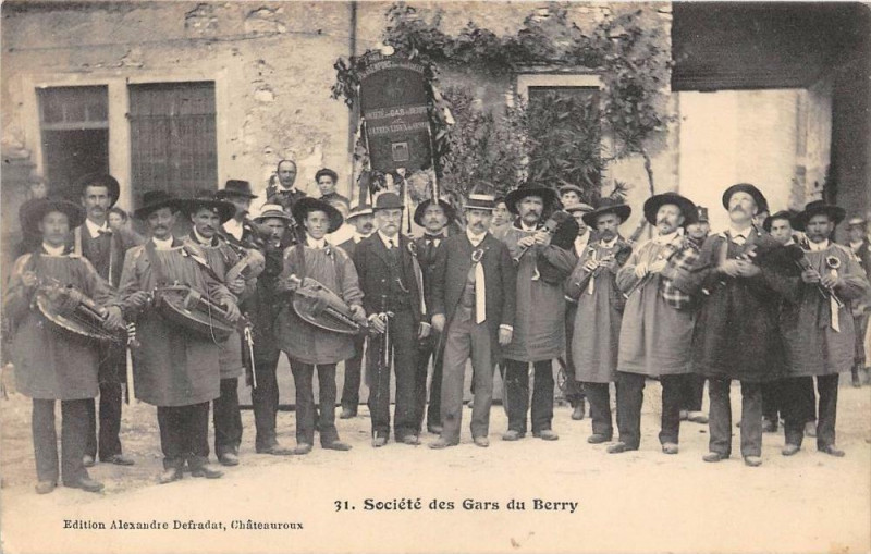 Carte postale ancienne Societe Des Gars Du Berry (cliché pas courant devant une maison