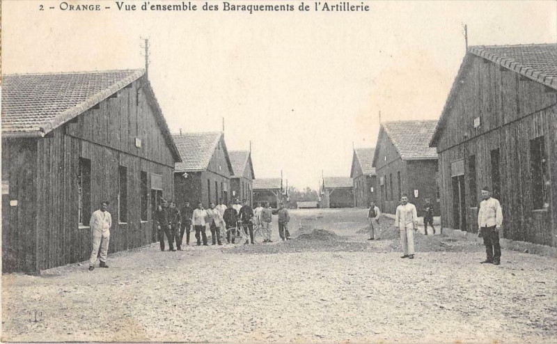 Carte postale ancienne Orange Vue D'Ensemble Des Baraquements De L'Artillerie à Orange