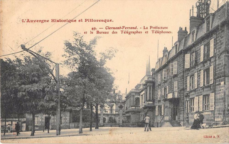 Carte postale ancienne Clermont Ferrand La Prefecture Et Le Bureau Des Telegraphes Et Telephones à Clermont-Ferrand