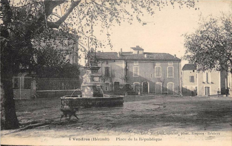 Carte postale ancienne Vendres Place De La Republique  (cliché pas courant à Vendres