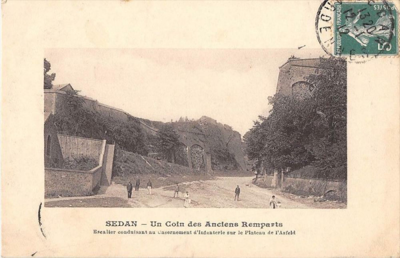 Carte postale ancienne Sedan Un Coin Des Anciens Remparts à Sedan