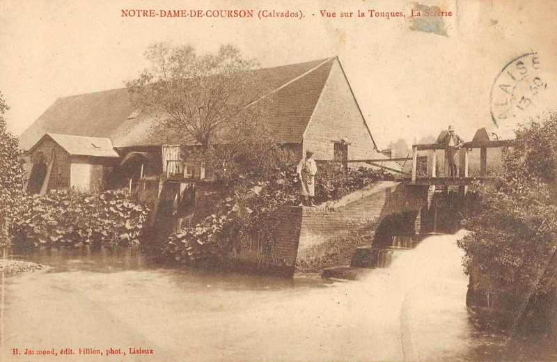 Carte postale ancienne Notre Dame De Courson Vue Sur La Touques La Scierie à Touques