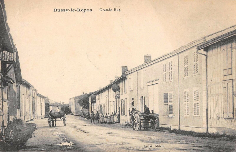 Carte postale ancienne Bussy Le Repos Grande Rue (cliché pas courant à Bussy-le-Repos
