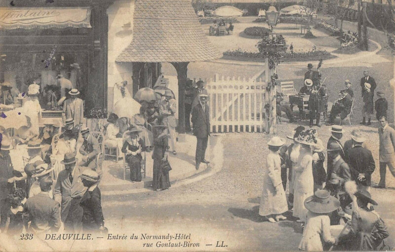 Carte postale ancienne Deauville Entree Du Normandy Hotel Rue Gontaut Biron à Deauville