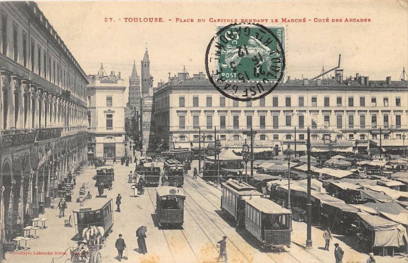 Carte postale ancienne Toulouse Place Capitole Pendant Le Marche Cote Des Arcades à Toulouse