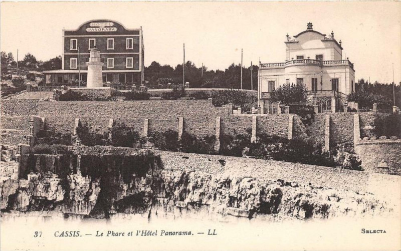 Carte postale ancienne Cassis Le Phare Hotel Panorama à Cassis