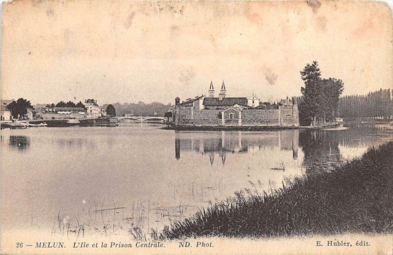Carte postale ancienne Melun L'Ile Et La Prison Centrale à Melun