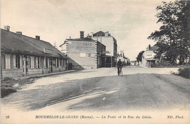 Carte postale ancienne Moumelon Le Grand La Poste Et Rue Du Genie