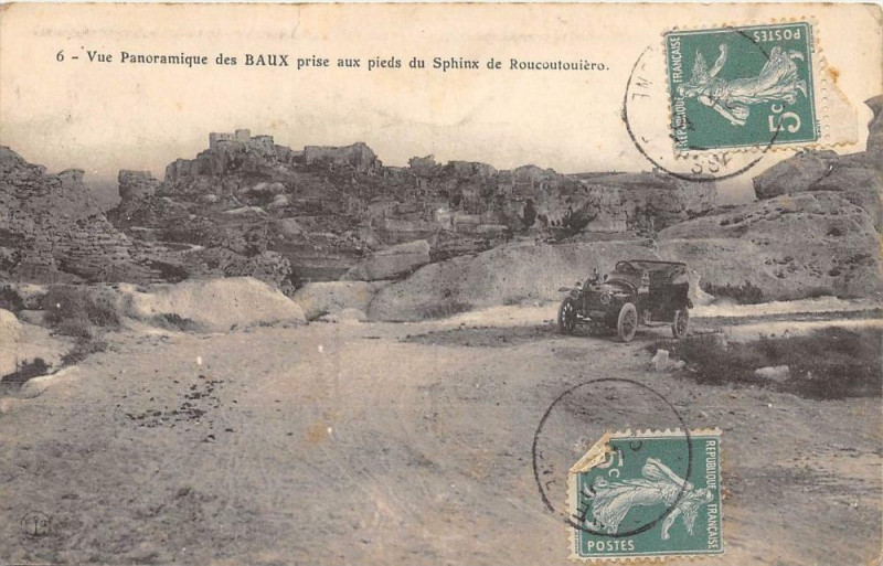 Carte postale ancienne Vue Panoramique Des Baux Prise Au Pied Du Sphinx De Roucoutouiero