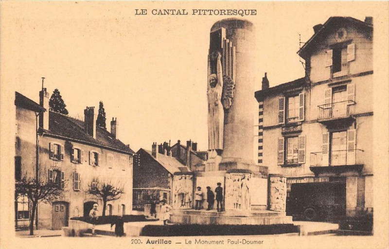 Carte postale ancienne Aurillac Monument Paul Doumer à Aurillac