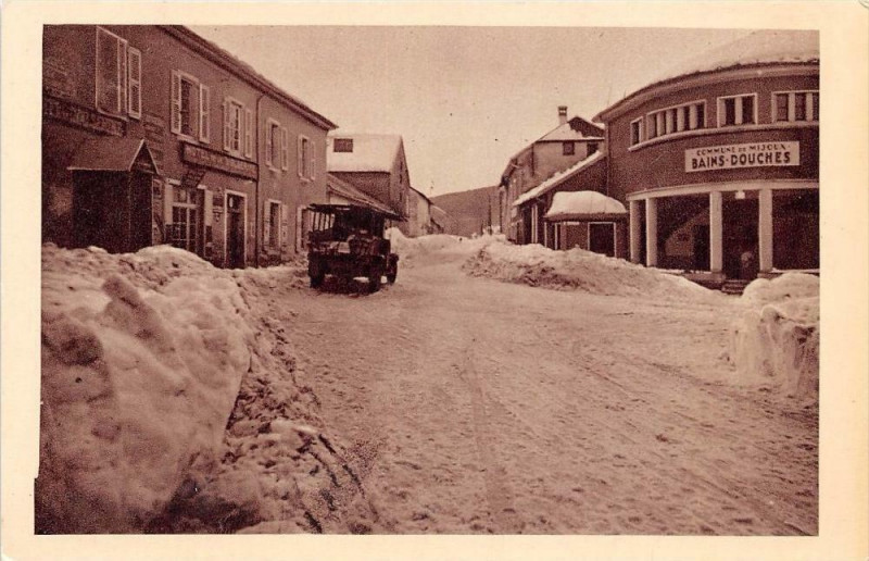 Carte postale ancienne Mijoux Le Centre Du Pays à Mijoux