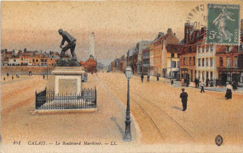 Carte postale ancienne Calais Le Boulevard Maritime à Calais