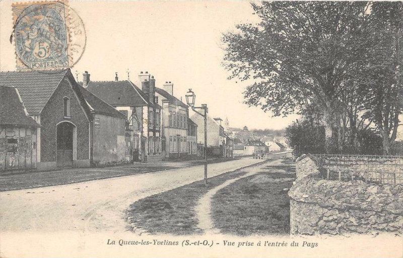 Carte postale ancienne La Queue En Yvelines Vue Prise A L'Entree Du Pays