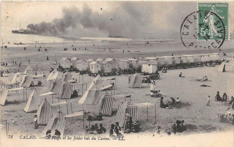 Carte postale ancienne Calais La Plage Et Les Jetees Vu Du Casino à Calais