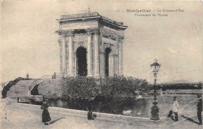 Carte postale ancienne Montpellier Le Chateau Eau Promenade Peyrou à Montpellier