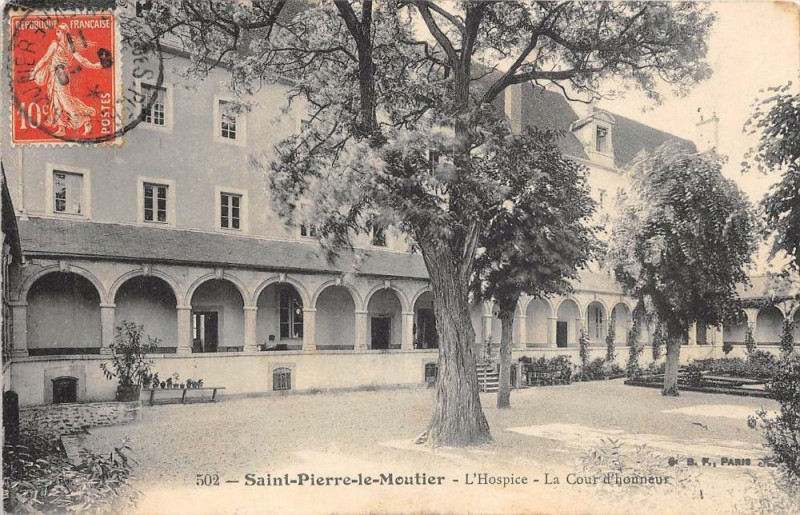 Carte postale ancienne Saint Pierre Le Moutier L'Hospice Cour D'Honneur