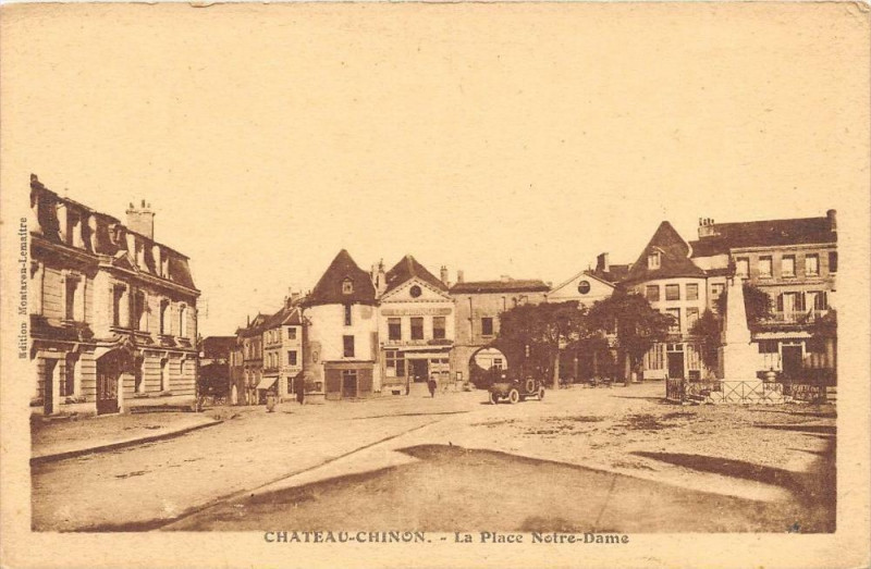 Carte postale ancienne Chateau Chinon La Place Notre Dame