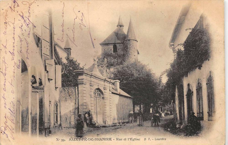 Carte postale ancienne Saint Pe De Bigorre Rue Et Eglise