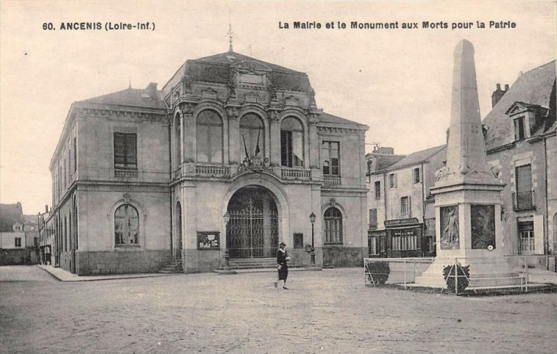 Carte postale ancienne Ancenis La Mairie Et Monument Aux Morts