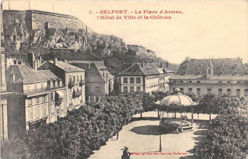 Carte postale ancienne Belfort La Place D'Armes Hotel De Ville Chateau à Belfort