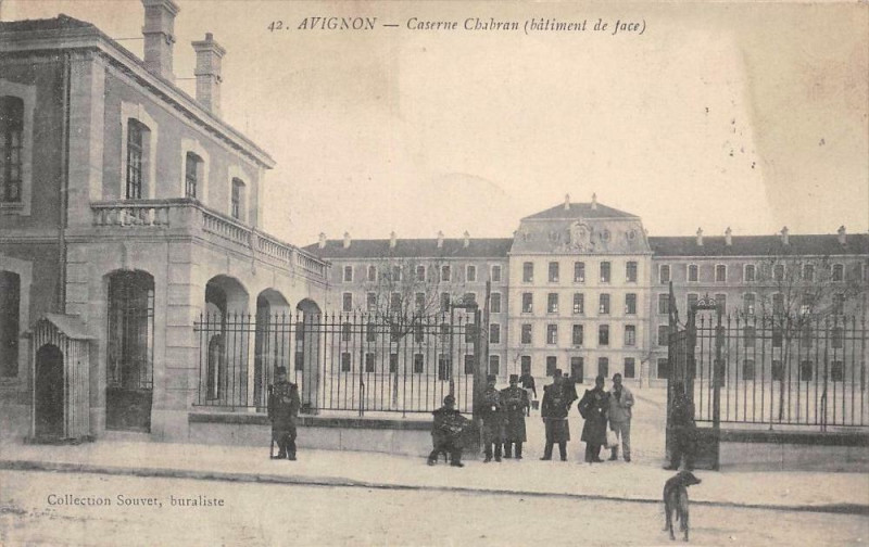 Carte postale ancienne Avignon Caserne Chabran Batiment De Face à Avignon