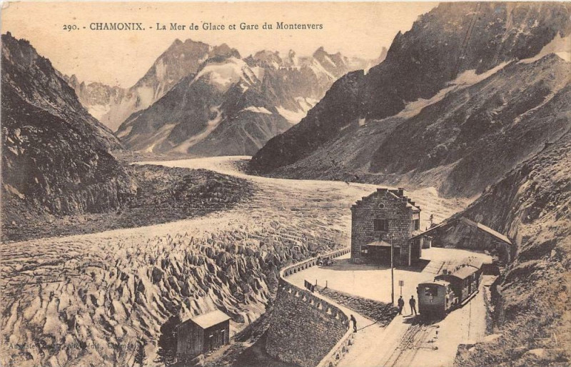 Carte postale ancienne Chamonix La Mer De Glace Et Gare