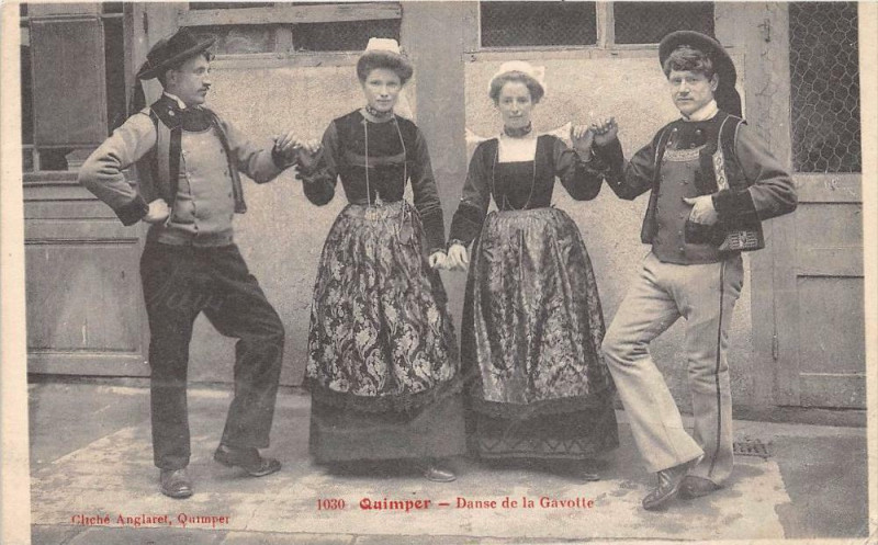 Carte postale ancienne Quimper Danse De La Gavotte à Quimper