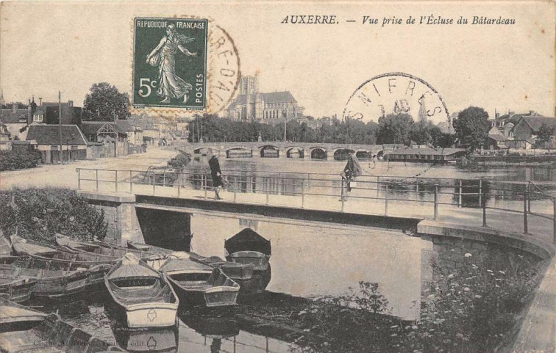 Carte postale ancienne Auxerre Vue Prise De L'Ecluse Du Batardeau à Auxerre