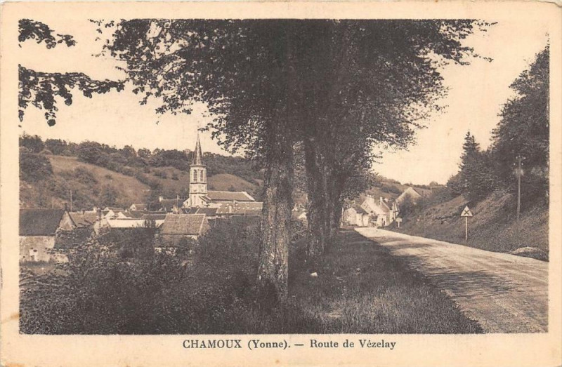 Carte postale ancienne Chamoux Route De Vezelay à Chamoux