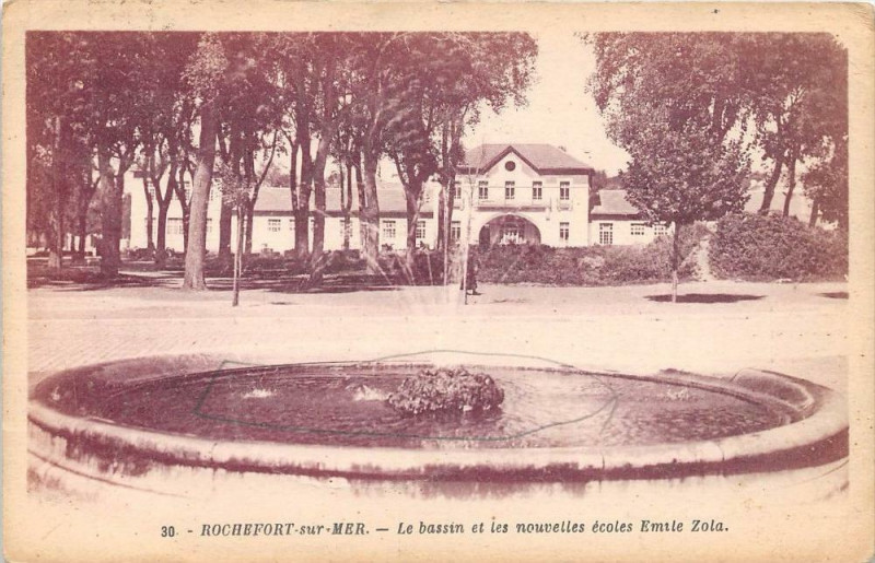 Carte postale ancienne Rochefort Sur Mer Le Bassin Et La Nouvelle Ecole Emile Zola à Rochefort